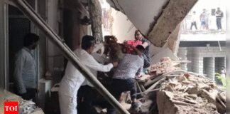 Three dead, two hurt in Jharkhand hospital roof collapse | India News