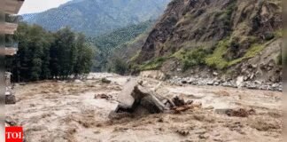 Cloudbursts hit Mandi, 5 dead and 15 missing | India News