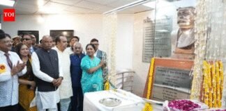 Delhi CM inaugurates statue of RSS founder at east Delhi hospital | India News